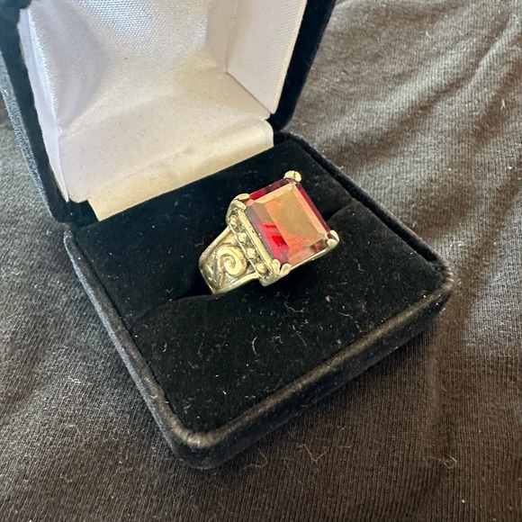 Sterling silver ring. Marked 925. Faux red stone. Size 7. - Picture 2 of 6